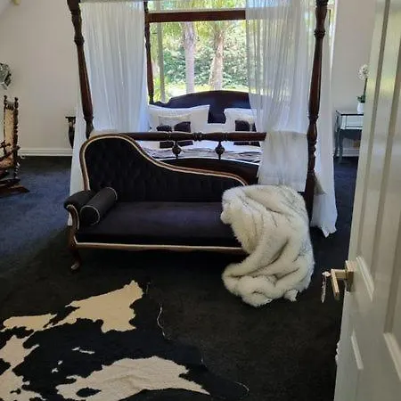 The Luxurious Manor - Very Large Bedroom With Private Ensuite